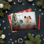 Cartão De Festividades Feliz Vermelha Moderna e Na moda Brilhante Foto de<br><div class="desc">Um cartão de Natal de na moda minimalista e moderno, único e elegante. Que apresenta uma foto minimalista personalizável da família de cheios. Com uma caligrafia branca informal e branca de feriados felizes. E sob ele, o nome da família e os anos que podem ser alterados clicando no botão personalizado....</div>