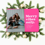 Cartão De Festividades Feliz vibe apenas retro-rosa-quente divertido<br><div class="desc">A feliz vibe apenas nesta temporada de festas! Envie um cartão de feriado divertido ao estilo retrô com este design de cartão de Natal rosa-quente com uma foto. O tipo cor-de-rosa pincelado lê "apenas vibrações de feliz" e também tem espaço para uma mensagem, nome e ano personalizados. A parte de...</div>