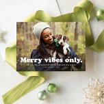 Cartão De Festividades Feliz vibe apenas uma fotografia divertida<br><div class="desc">Envie alegria retrógrada divertida com este cartão com fotos que apresenta uma peça sobre "apenas boas vibrações" com "apenas vibrações felizes" mais festivas. O texto branco fica na parte inferior de uma foto horizontal de solteiro com bastante espaço para texto e nomes personalizados. A parte de trás é uma vívida...</div>