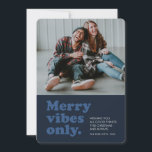 Cartão De Festividades Feliz vibes apenas retrô marinho foto de Natal<br><div class="desc">A Feliz vibe só nesta temporada de férias! Envie um cartão de férias de estilo retrô divertido com este design de uma foto quadrada. O tipo de retorno em azul diz "apenas vibrações de feliz" e também tem espaço para uma mensagem, nome e ano personalizados. O marinho de coordenação azul...</div>