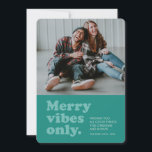 Cartão De Festividades Felizes apenas com fotografia de cor<br><div class="desc">A Feliz vibe só nesta temporada de férias! Envie um cartão de férias de estilo retrô divertido com este design de uma foto quadrada. O tipo de retorno de chamada no local diz "apenas vibrações de feliz" e também tem espaço para uma mensagem, nome e ano personalizados. A coordenação de...</div>