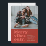 Cartão De Festividades Felizes apenas fotos vermelhas retroativas<br><div class="desc">A Feliz vibe só nesta temporada de férias! Envie um cartão de férias de estilo retrô divertido com este design de uma foto quadrada. O tipo de retorno em vermelho diz "apenas vibrações de feliz" e também tem espaço para uma mensagem, nome e ano personalizados. A coordenação de trás tem...</div>