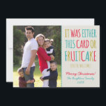 Cartão De Festividades Felizes Férias Felizes, Fruitcake Engraçado<br><div class="desc">Bons amigos não dão bolo aos amigos. Dá-lhes este cartão adorável e eles vão te obrigado mais tarde. Esta design apresenta uma tipografia brilhante, uma ilustração fofinha e uma migalha colorida de bolo frutado. FRONT: "Era este cartão ou Fruitcake (de boas-vindas)". VOLTA: "Feliz Feriados!". Basta adicionar sua própria foto e...</div>
