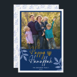 Cartão De Festividades Feriado de Foto Azul Feliz Hanukkah Escuro<br><div class="desc">Este cartão de saudação Hanukkah apresenta uma foto quadrada e um texto manuscrito de tendências "Happy Hanukkah" em um fundo azul escuro. O design é acentuado com folhas azuis-claras.</div>