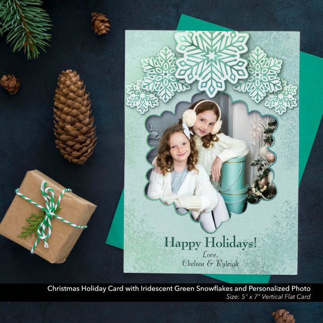 Cartão De Festividades Feriado de Foto em Floco de Neve Verde Iridescente (Christmas Holiday Card with Iridescent Winter Green Snowflakes & Personalized Photo-5"x7" Flat Card)