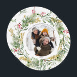 Cartão De Festividades Feriado de Fotografia no Dourado Winter Greenery W<br><div class="desc">Apresentando o Cartão de Feriado de Foto Redondo de Wreath de inverno Dourado! Esta leitura festiva e esta carta verde é perfeita para celebrar as férias com os seus entes queridos. A bela design de aquarela apresenta verde botânico invernal e bagas vermelhas decorando uma coroa festiva, com um padrão correspondente...</div>