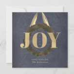 Cartão De Festividades Feriado de Natal Dourado do Wreath Chalkboard<br><div class="desc">Este cartão de cartões de natal de Natal quadrado elegante e chico "JOY" apresenta uma palavra "JOY" em folha de ouro falso sobre um fundo de quadro negro com fatias de folhagem/coroa verde com fita de cebola de ouro. O verso apresenta um fundo dourado falso. Personalize-o para as suas necessidades....</div>