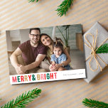 Cartão De Festividades Feriado de Natal para a família de felizes e brilh<br><div class="desc">Cartão de cartões de natal design brilhante e moderno para enviar seus desejos de feriado para amigos,  familiares e parceiros comerciais. Personalize a frente desses cartões de design de fotos da família de Natal com sua fotografia,  seu nome de família e o ano. Adicione sua mensagem personalizada ao verso.</div>