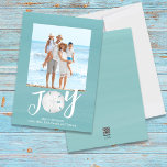 Cartão De Festividades Feriado Natal Joy Foto Simple Trendy Beach<br><div class="desc">Este design apresenta as férias de Natal modernas, alegria natalícia simples, fotografia de férias tropicais moderna, náutica, fotografia de família 1 uma turquesa, e oceano tropical costeiro dólar, tartaruga marinha à beira-mar, texto de tipografia único da na moda de tendências, letra de escrita de caligrafia branca, minimalista de ilhas de...</div>