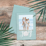 Cartão De Festividades Feriado Natal Joy Foto Simple Trendy Beach<br><div class="desc">Este design apresenta as férias de Natal modernas, alegria natalícia simples, fotografia de férias tropicais moderna, náutica, fotografia de família 1 uma turquesa, e oceano tropical costeiro dólar, tartaruga marinha à beira-mar, texto de tipografia único da na moda de tendências, letra de escrita de caligrafia branca, minimalista de ilhas de...</div>