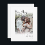 Cartão De Festividades Feriados Felizes de Script Moderno - Foto Vertical<br><div class="desc">Este roteiro moderno, feliz feriado vertical, desbotado é perfeito para seu chique minimalista, preto e branco. A caligrafia manuscrita branca é delicada e rústica enquanto permanece elegante e elegante. A design reflete um simples dia de inverno todo-branco e evoca memórias de uma vida mais simplista. Você descobrirá que tudo sobre...</div>