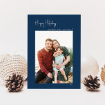 Cartão De Festividades Feriados felizes modernos | Foto do Solteiro Verti<br><div class="desc">Este feriado moderno feliz | O cartão azul vertical de fotos do solteiro é perfeito para o seu cartões de natal azul-azul-azul-azul-azul-azul-azul-azul-azul-azul-foto-foto-chique. A caligrafia manuscrita branca é delicada e rústica enquanto permanece elegante e elegante. Você descobrirá que tudo sobre este produto é editável, portanto sinta-se à vontade para adicionar fotos...</div>