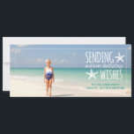 Cartão De Festividades Feriados Quentes de Starfish Quentes| Feriado de 2<br><div class="desc">Use sua foto favorita para cobertura de cheio deste Cartão com fotos de Feriado. O Whimsical fonts com "Enviando desejos de Feriado Quente" com Starfish branco e um fino Border branco. Adicione duas linhas de texto ou clique em "personalizá-lo" para adicionar mais texto. Se você tiver alguma dúvida sobre o...</div>
