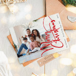 Cartão De Festividades Festivo Red Script Felry Foto de Cheio de Natal<br><div class="desc">Celebre a temporada com este festivo roteiro vermelho Merry Christmas cheio foto card , com um toque de charme elegante. A design chic apresenta uma simples paleta de cor vermelha e branca, evocando o espírito aconchegante do inverno. O seu apelo moderno e único e a sua formulação rústica criam um...</div>
