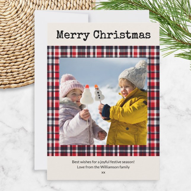 Cartão De Festividades Festivo Red Xadrez Foto Personalizada Natal (A Christmas holiday card personalized with a photo in a square tartan border and custom message)