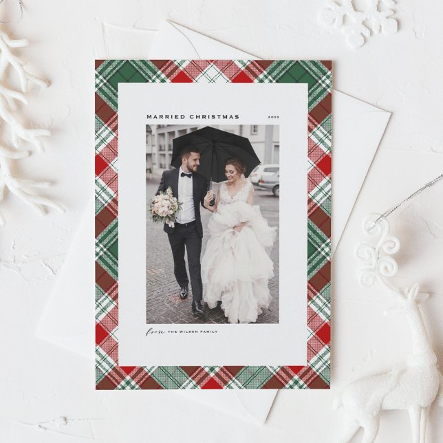 Cartão De Festividades Festivo Tartan Pattern Casou Foto de Natal (Festive Green and Red Tartan Pattern Married Christmas Photo Holiday Card)