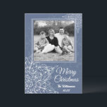 Cartão De Festividades Flocos de neve brancos Elegante Winter<br><div class="desc">Celebre a temporada com este cartão de Natal maravilhosamente desenhado com um fundo azul profundo adornado com intrincados flocos de neve brancos. O design elegante define o tom de inverno perfeito, e você pode personalizá-lo facilmente com sua própria foto de família para torná-lo exclusivamente seu. Ideal para espalhar alegria de...</div>
