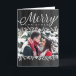 Cartão De Festividades Floral & Berries Chalkboard Feliz Foto de Natal<br><div class="desc">Este elegante cartão fotográfico de Natal apresenta sotaques brancos de poinsettias, cones de pínus e galhos de pínus com toques de bagas vermelhas, todos em fundo de quadro. Pegue "ohs and aahs" da família e amigos nesta época de Natal quando enviar uma saudação única e moderna de DoodleLulu por 2...</div>