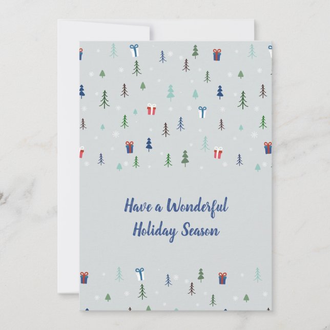 Cartão De Festividades Floresta de Natal com presentes e árvores e neve (Frente)