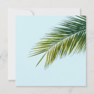 Cartão De Festividades Folha de Palmeira Verde Tropical em Azul Claro