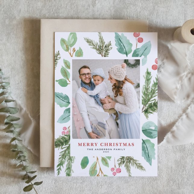 Cartão De Festividades Folha do Natal da aguarela & foto do quadro do (Customizable photo Christmas card featuring watercolor frame of winter greenery and winterberry)