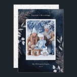 Cartão De Festividades Folhagem de inverno da cinza na foto de Marinho Bl<br><div class="desc">Esta elegante carta de Natal mostra cinzas e folhagem de inverno marrom em um fundo azul-escuro de aquarela. Personalize este belo cartão de férias com uma foto vertical. A saudação diz: Saudações da Estação.</div>