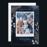 Cartão De Festividades Folhagem de inverno da cinza na foto de Marinho Bl<br><div class="desc">Esta elegante carta de Natal mostra cinzas e folhagem de inverno marrom em um fundo azul-escuro de aquarela. Personalize este belo cartão de férias com uma foto vertical. A saudação diz: Saudações da Estação.</div>