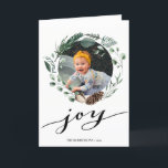 Cartão De Festividades Folhagem Elegante de Eucalyptus de Script Negra Mo<br><div class="desc">Envie desejos e saudações de férias a amigos, colegas e familiares em cartões de natal simples, bonitinhos, chicos, elegantes e modernos de design festivo, do estilo natural de cor! Uma bela faixa de coroa de folhas de cor-de-água verde-macia, pintadas (pinheiro, eucalipto, samambaia), com bonito cones de pinheiro castanho e magnólia...</div>