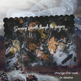 Cartão De Festividades Folhas e bolotas do outono em águas misteriosas