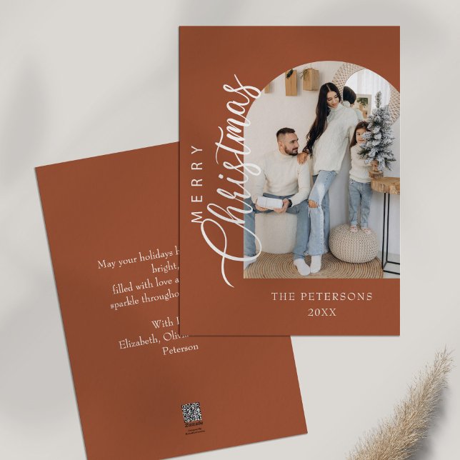Cartão De Festividades Forma Arch Terracotta Foto Saudação de Natal (Arch Shape Terracotta Photo Christmas Greeting Holiday Card on a white table.)