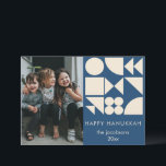 Cartão De Festividades Formas Geométricas Negrito Formas Personalizadas M<br><div class="desc">Este moderno cartão Hanukkah apresenta formas geométricas ousadas em creme sobre um fundo azul marinho ao lado do espaço para uma foto da família e uma mensagem personalizada. Uma tomada divertida e contemporânea dos cartões de natal tradicionais, perfeita para famílias que amam design limpo e espírito festivo. Ideal para enviar...</div>