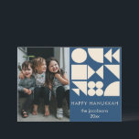 Cartão De Festividades Formas Geométricas Negrito Formas Personalizadas M<br><div class="desc">Este moderno cartão Hanukkah apresenta formas geométricas ousadas em creme sobre um fundo azul marinho ao lado do espaço para uma foto da família e uma mensagem personalizada. Uma tomada divertida e contemporânea dos cartões de natal tradicionais, perfeita para famílias que amam design limpo e espírito festivo. Ideal para enviar...</div>