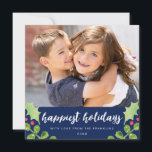 Cartão De Festividades Foto azul de Marinho verde de aquarela festiva<br><div class="desc">Este Cartões de foto de Natal moderno apresenta a cor-de-água,  bagas ocas,  folhas e ramos sobre um fundo azul marinho,  com as palavras "feriados mais felizes" em letra na moda. Fácil de personalizar com sua própria foto e texto. Fotografia © Storytree Studios,  Stanford,  CA</div>