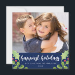 Cartão De Festividades Foto azul de Marinho verde de aquarela festiva<br><div class="desc">Este Cartões de foto de Natal moderno apresenta a cor-de-água,  bagas ocas,  folhas e ramos sobre um fundo azul marinho,  com as palavras "feriados mais felizes" em letra na moda. Fácil de personalizar com sua própria foto e texto. Fotografia © Storytree Studios,  Stanford,  CA</div>