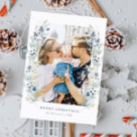 Cartão De Festividades Foto azul Dusty da Moldura Floral de inverno<br><div class="desc">Apresentando nosso maravilhoso cartão de feriado com um design floral de cor azul macia e poeirento com bagas de Natal azuis! Esta bela carta é a forma perfeita de enviar desejos de férias calorosos aos seus entes queridos. A placa possui um espaço de fotos personalizável, permitindo que você adicione sua...</div>