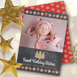 Cartão De Festividades Foto Chalkboard Gingerbird Cookies Doces Desejos<br><div class="desc">"Feriado Doce Deseja". Uma foto personalizada de sua escolha, árvore de biscoitos brancos, estrelas, corações e doces, e tipografia de roteiro divertida, sobrepõe um fundo negro de painéis de cinza de carvão negro e o ajuda a subir na temporada de festas de festas. Um padrão doce de menta sobre um...</div>