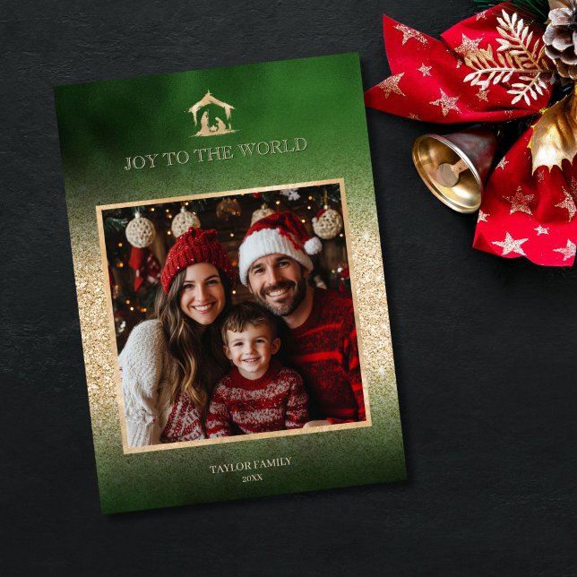 Cartão De Festividades Foto da Cena Religiosa de Natal (religious family photo christmas card with green background and gold nativity scene)