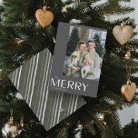 Cartão De Festividades Foto da Cinza moderna feliz no Natal<br><div class="desc">Este ano, deixe seus amigos e familiares saberem que você se importa com a Feliz da Cinza Moderna Foto de Natal. Ele não só é na moda e atualizado, como também tem espaço suficiente para você incluir sua memória favorita do ano passado. O design é limpo e mínimo, mas ainda...</div>