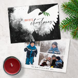 Cartão De Festividades Foto da Dove da Paz Feliz Natal Negro Branco<br><div class="desc">Estes cartões de saudação de Natal planos de 7" x 5" apresentam uma pomba abstrato em tons de preto, branco e vermelho. "Feliz Natal" em preto e vermelho junto com um galho de azeitona verde. Personalize com seu nome de família e ano. O verso tem três fotos, um retrato, duas...</div>