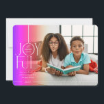 Cartão De Festividades FOTO DA FAMÍLIA 2023 elegante tipo arco-íris moder<br><div class="desc">por kat massard >> WWW.SIMPLYSWEETPAPERIE.COM <<< Uma design elegante de cartão com a citação "JOYFUL" com o tipo de script elegante combinado com a tipografia serif e a cor simples no verso, dando-lhe a oportunidade de escrever uma mensagem pessoal à mão. Com fotos em forma de quadrado na frente, na...</div>