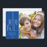 Cartão De Festividades FOTO DA FAMÍLIA 2023 elegante tipo azul JOYFUL mod<br><div class="desc">por kat massard >> WWW.SIMPLYSWEETPAPERIE.COM <<< Uma design elegante de cartão com a citação "JOYFUL" com o tipo de script elegante combinado com a tipografia serif e a cor simples no verso, dando-lhe a oportunidade de escrever uma mensagem pessoal à mão. Com fotos em forma de quadrado na frente, na...</div>