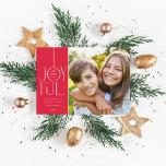 Cartão De Festividades FOTO DA FAMÍLIA 2023 elegante tipo moderno JOYFUL<br><div class="desc">por kat massard >> WWW.SIMPLYSWEETPAPERIE.COM <<< Uma design elegante de cartão com a citação "JOYFUL" com o tipo de script elegante combinado com a tipografia serif e a cor simples no verso, dando-lhe a oportunidade de escrever uma mensagem pessoal à mão. Com fotos em forma de quadrado na frente, na...</div>