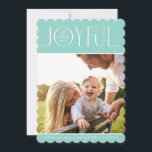 Cartão De Festividades FOTO DA FAMÍLIA 2023 moderna elegante JOYFUL<br><div class="desc">por kat massard >> WWW.SIMPLYSWEETPAPERIE.COM <<< Uma design elegante de cartão com a citação "JOYFUL" com o tipo de script elegante combinado com a tipografia serif e a cor simples no verso, dando-lhe a oportunidade de escrever uma mensagem pessoal à mão. Com fotos em forma de quadrado na frente, na...</div>