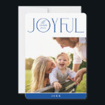 Cartão De Festividades FOTO DA FAMÍLIA 2023: moderno elegante azul-JOVEM<br><div class="desc">por kat massard >> WWW.SIMPLYSWEETPAPERIE.COM <<< Uma design elegante de cartão com a citação "JOYFUL" com o tipo de script elegante combinado com a tipografia serif e a cor simples no verso, dando-lhe a oportunidade de escrever uma mensagem pessoal à mão. Com fotos em forma de quadrado na frente, na...</div>