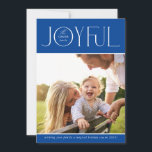 Cartão De Festividades FOTO DA FAMÍLIA 2023: moderno elegante azul-JOVEM<br><div class="desc">por kat massard >> WWW.SIMPLYSWEETPAPERIE.COM <<< Uma design elegante de cartão com a citação "JOYFUL" com o tipo de script elegante combinado com a tipografia serif e a cor simples no verso, dando-lhe a oportunidade de escrever uma mensagem pessoal à mão. Com fotos em forma de quadrado na frente, na...</div>
