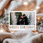 Cartão De Festividades Foto da família de Natal brilhante e colorida<br><div class="desc">Esta simples e divertida foto horizontal da família Merry Christmas card traz um lugar para você adicionar seus nomes e o ano, com ‘Feliz Natal’ em tipografia brilhante colorida, assim como espaço para você adicionar sua própria foto (uma foto). Em um verso há espaço para uma mensagem personalizada com uma...</div>