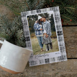 Cartão De Festividades Foto da família Flannel de Xadrez Branca e Preta<br><div class="desc">Cartão de feriado de tecido com flanela de xadrez branca e preta. O design apresenta um design de textura do tecido de flanela preto-e-branco sujo com pistas de cinza de luz. Personalize com sua foto especial e personalize com seu sobrenome e ano. Projetado por Papelaria de Moodthologia</div>