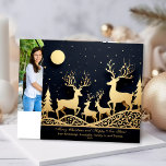 Cartão De Festividades Foto da Família Merry Christmas Reindeer<br><div class="desc">Aproveite enviar uma bela família de renas em pé nas colinas da floresta olhando para o céu com estrelas e lua. Modelo de foto no verso e saudando modelos de texto na frente. Fundo preto.</div>