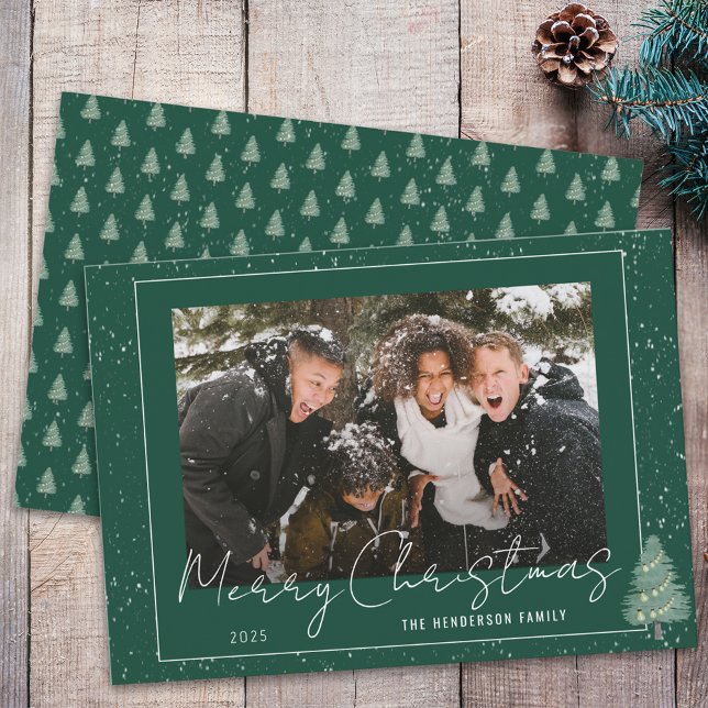 Cartão De Festividades Foto da família natalícia da floresta moderna Snow (Modern snowy woodland christmas family photo holiday card green and white whimsical script)