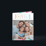 Cartão De Festividades FOTO DA FAMÍLIA Tipografia serifônica moderna cor<br><div class="desc">por kat massard >> WWW.SIMPLYSWEETPAPERIE.COM <<< Uma design elegante de cartão com a citação "JOYFUL" com o tipo de script elegante combinado com a tipografia serif e a cor simples no verso, dando-lhe a oportunidade de escrever uma mensagem pessoal à mão. Com fotos em forma de quadrado na frente, na...</div>